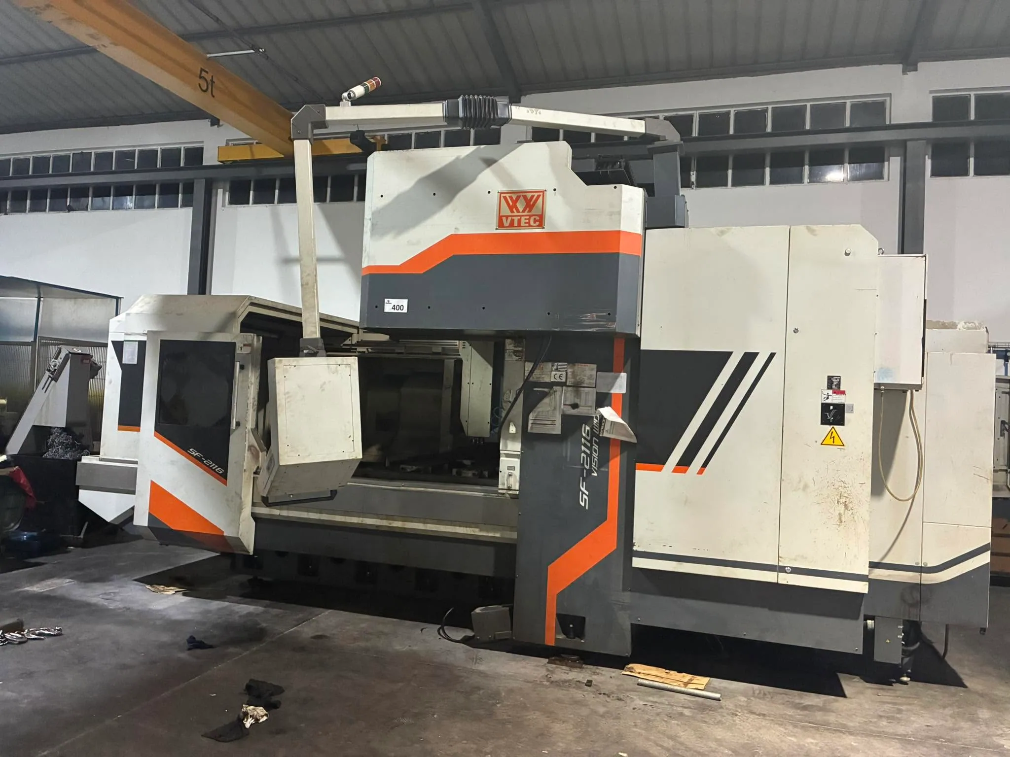 Centro de maquinação VTEC de grandes dimensões na área de produção